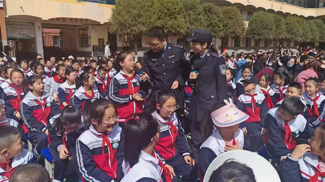 民警积极与同学们互动答疑