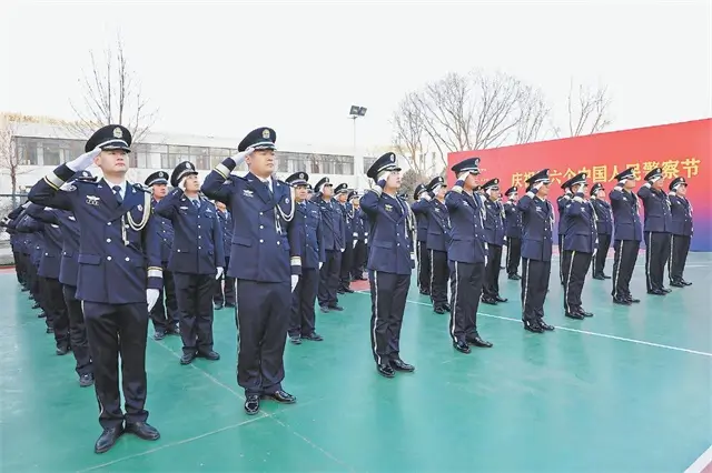 警察节升旗仪式上,民警面向警旗敬礼。通讯员牛壮摄