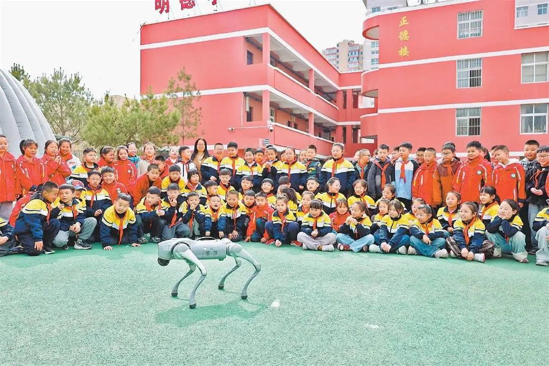 绥德县第三十四届“科技之春”宣传月系列活动之科普大篷车驶进明德小学