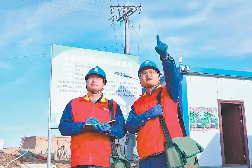 国网榆林供电公司工作人员巡视配网线路