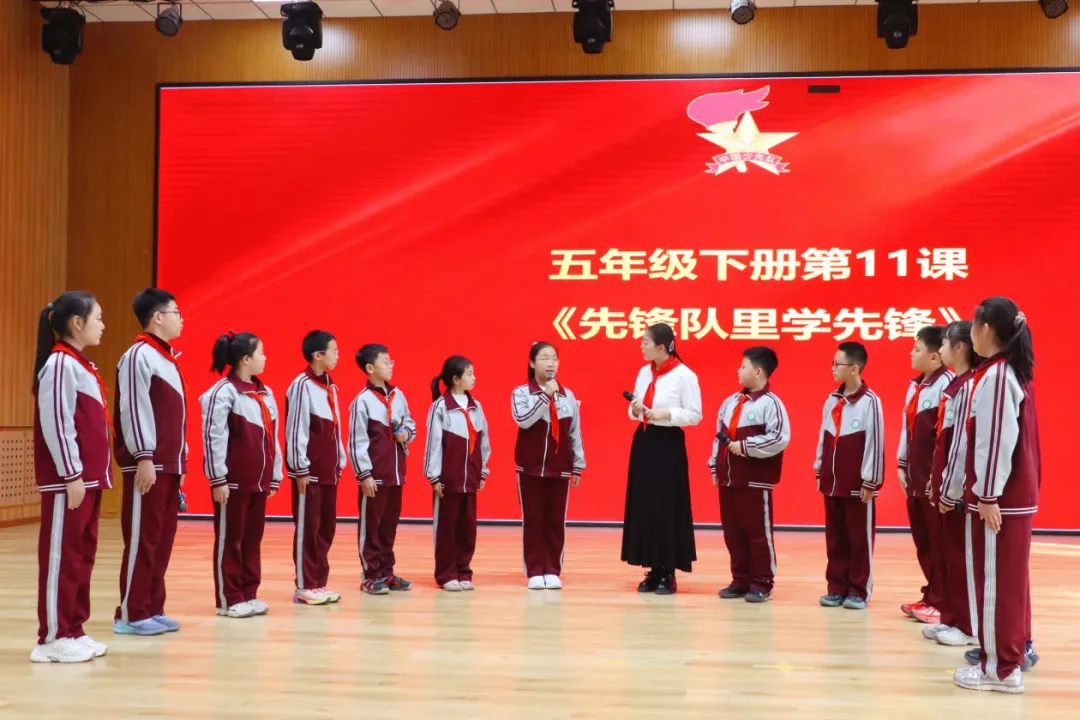 工作室骨干，榆林市教学能手、陕西省少先队辅导员技能展示活动二等奖获得者王泽宁老师展示《先锋队里学先锋》优质课例，示范实践育人路径。