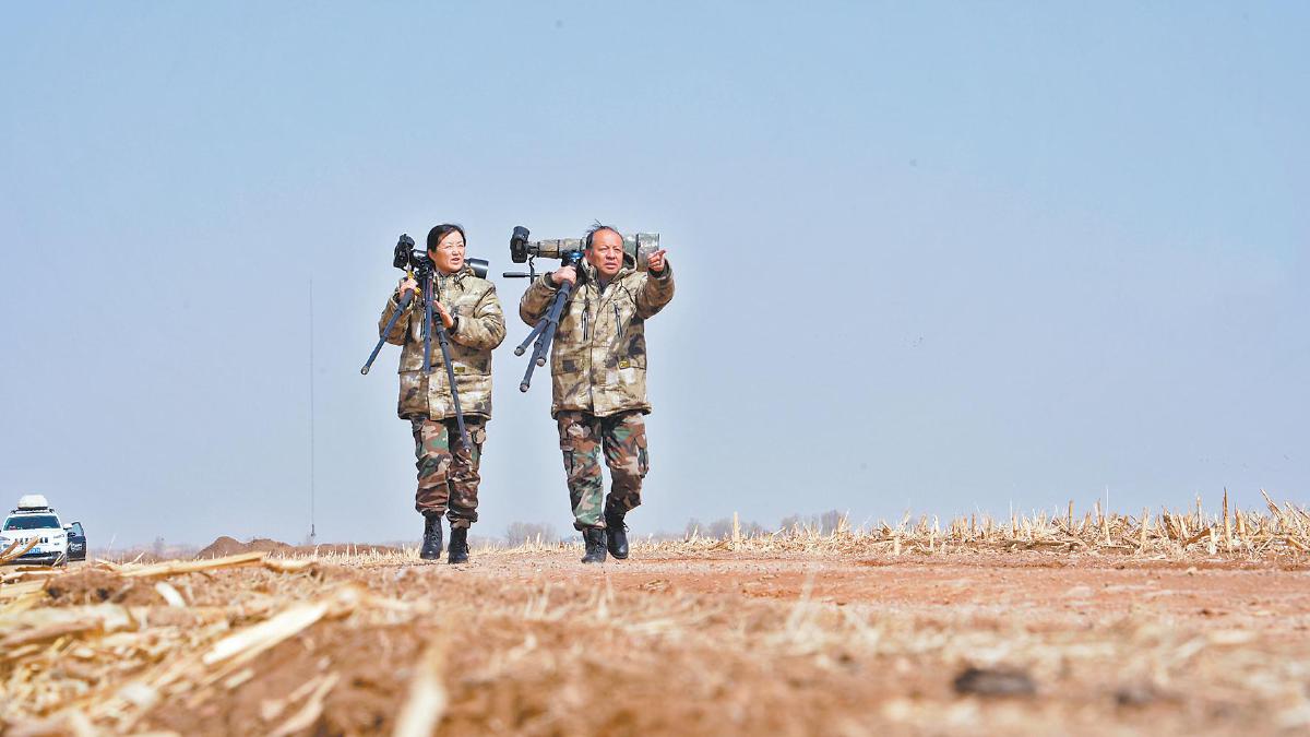 杨继焱夫妻在前往定边堆子梁观测点的途中。马腾摄