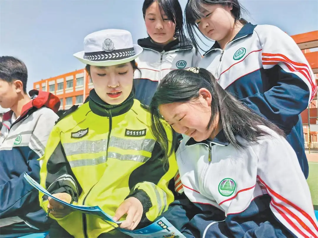 这是交警在靖边县清华路中学作安全宣传。通讯员郭世霞摄