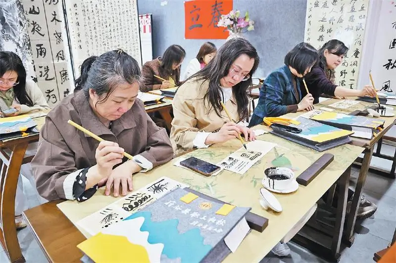 图为职工在认真练习书法。杨瑞敏摄