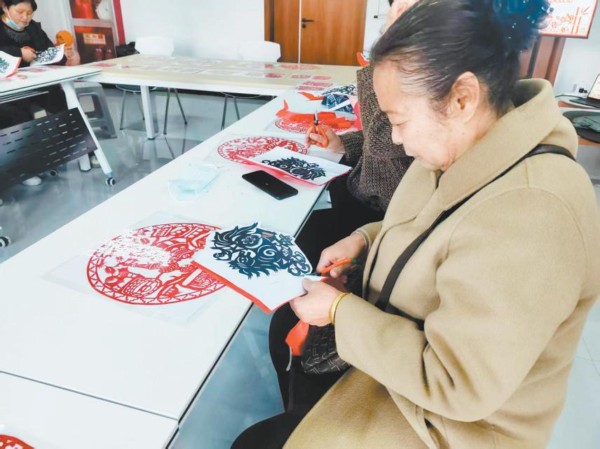 图为居民们在认真剪纸。<a href=http://www.zaiyulin.com/txy/zhaona/ target=_blank class=infotextkey>赵娜</a>摄