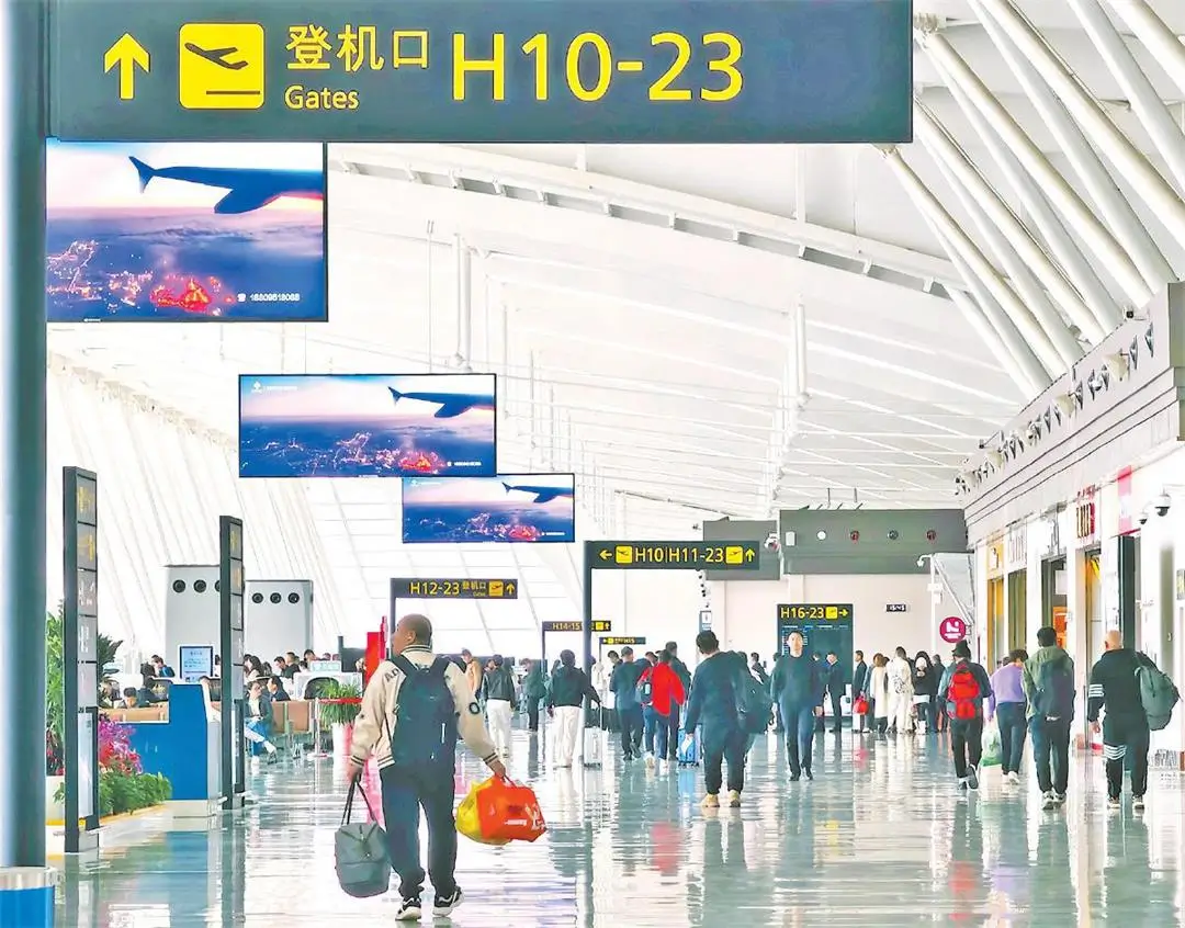 3月29日，榆林榆阳机场候机大厅内客流如织。谢妮妮摄