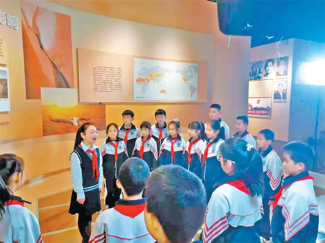 学生在展馆内参观。白凌燕摄