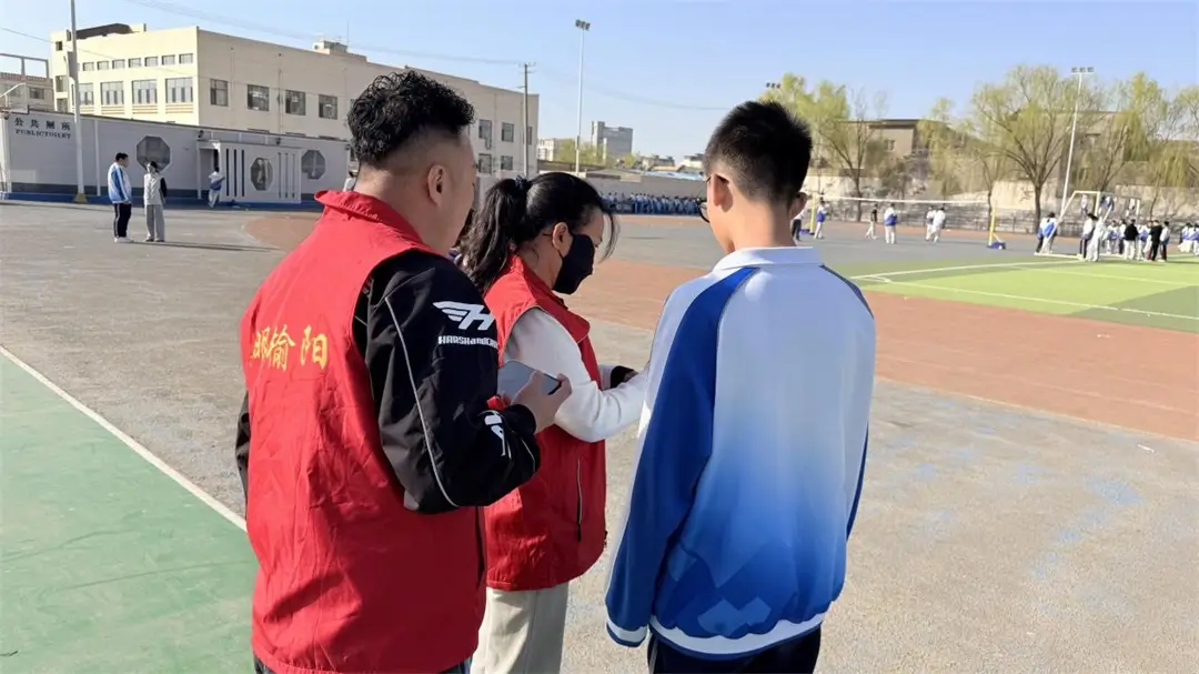 榆阳区鼓楼街道二里半社区走进六中校区开展清明防火宣传