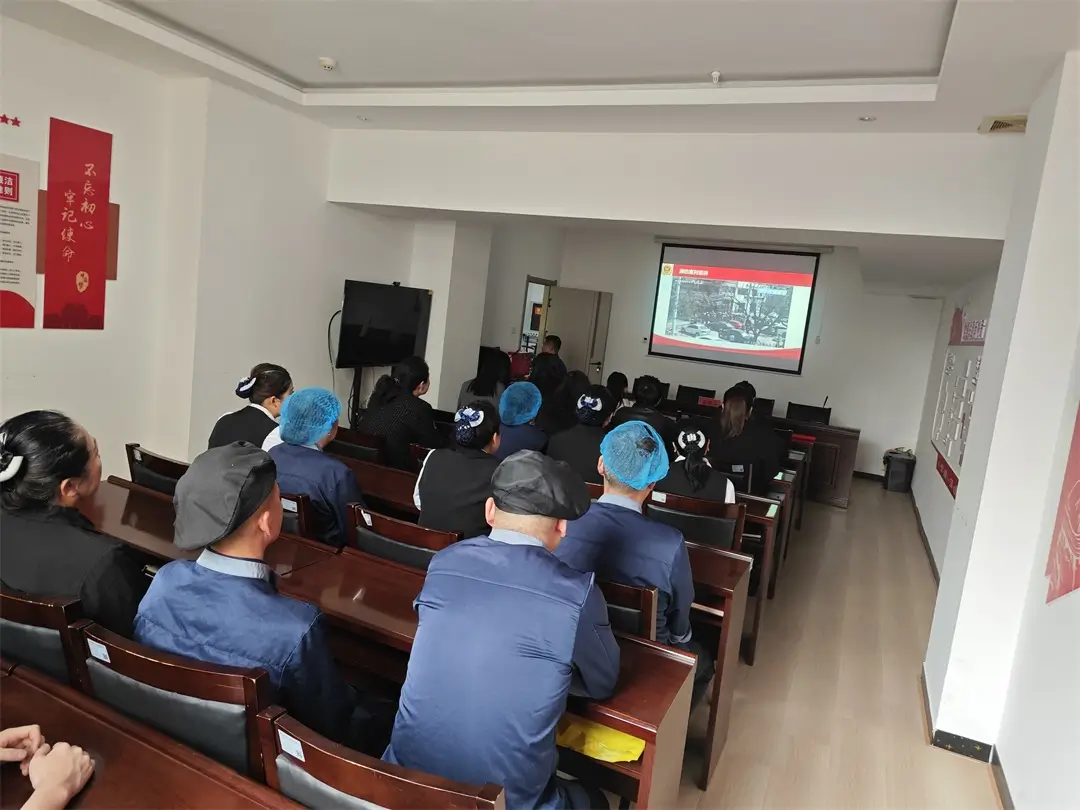 消防队员结合社区实际，讲解家庭火灾防范、灭火器及消防栓使用、火灾逃生技巧等知识