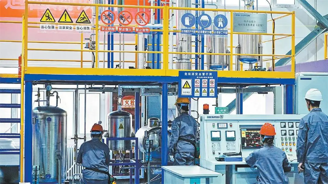 3月30日，在2026年陕西省职业院校技能大赛（学生组）化工技术赛道比赛中，参赛选手进行精馏操作。记者张瑜摄