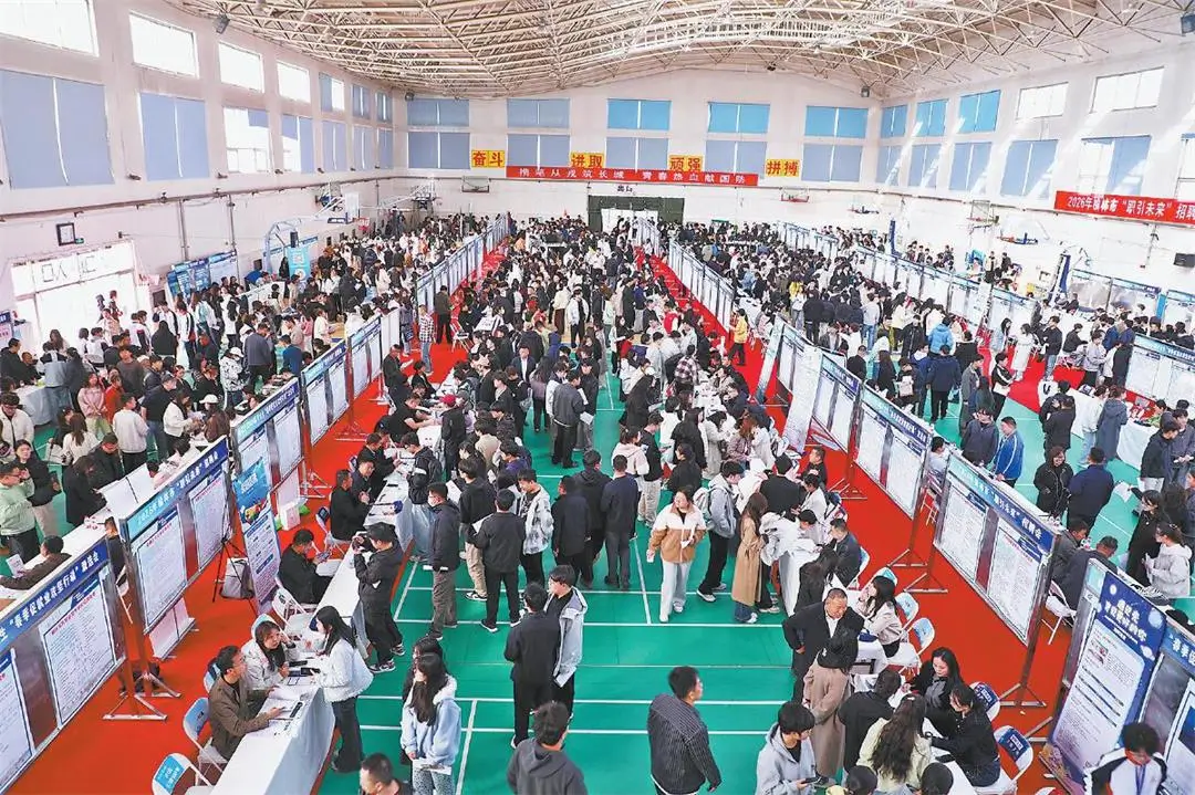 3月30日，榆林市“职引未来”招聘会在榆林大学训练馆举行。延丹摄