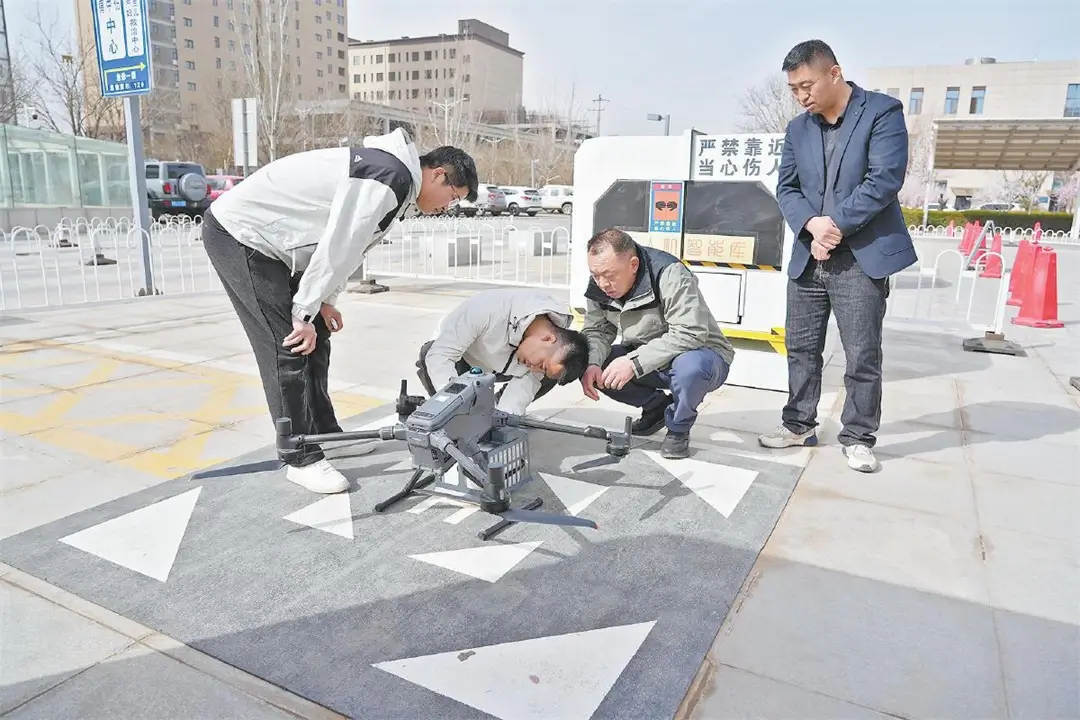 为无人机“上货”。　白凌燕摄