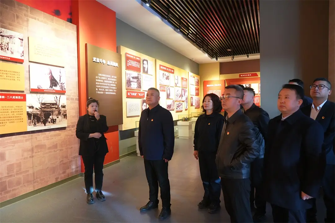 祭扫仪式结束后，全体党员有序走进革命烈士纪念馆。