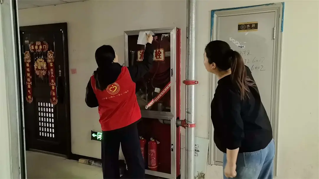 榆阳区沙河路街道桃李路社区开展楼道专项整治及安全隐患排查工作