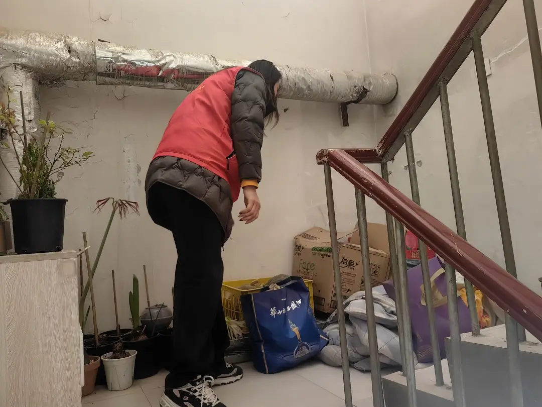 榆阳区沙河路街道桃李路社区开展楼道专项整治及安全隐患排查工作