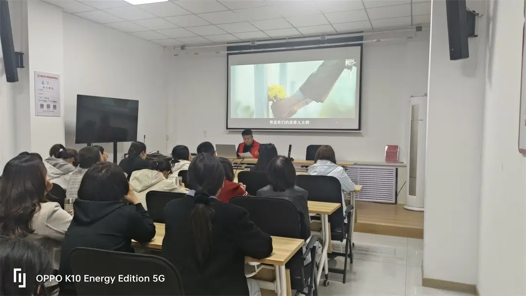 观看革命先烈英勇事迹