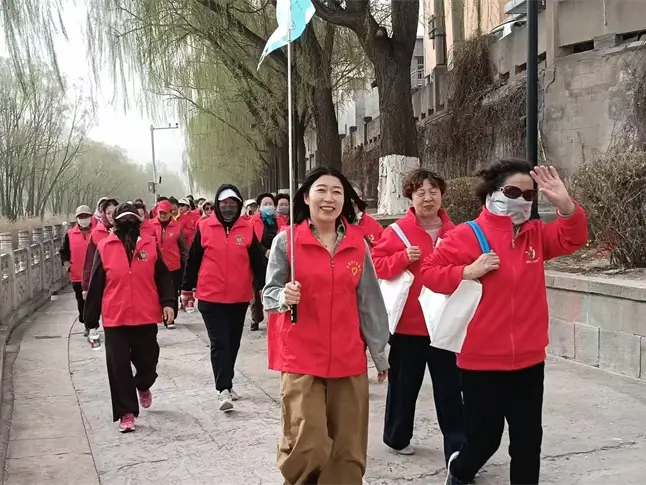 崇文路街道学院社区成功举办第一届“春风寄思·欢乐同程”清明健步行活动