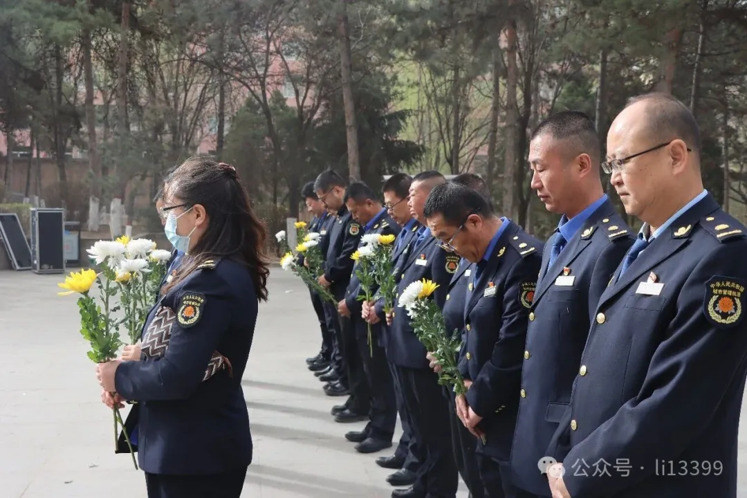 4月3日，榆林市环境卫生服务中心组织党员干部赴烈士陵园开展清明祭英烈活动