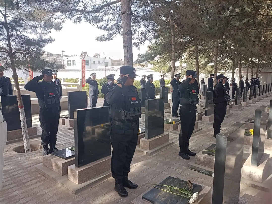 全体民辅警依次瞻仰烈士纪念碑并敬献鲜花