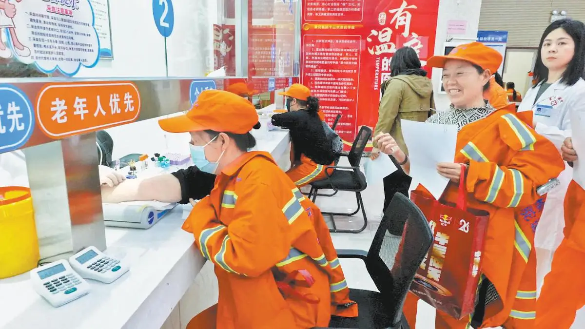 4月1日，在榆林市星元医院，医护人员为参加免费体检的环卫工人采血。