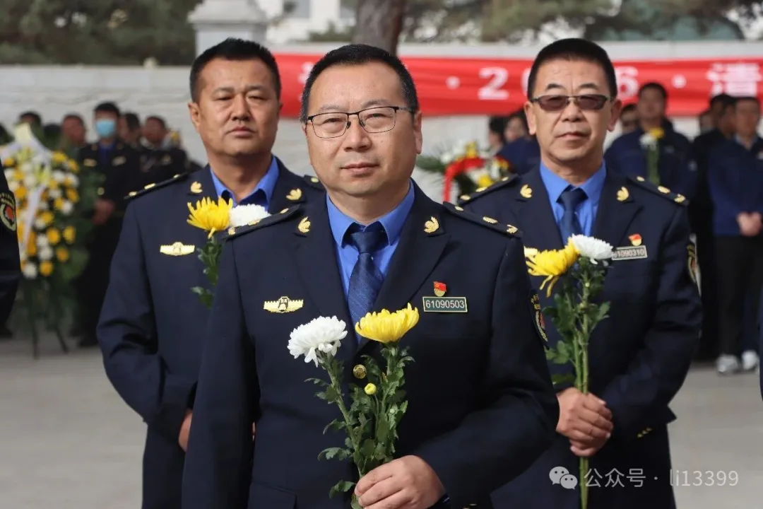 4月3日，榆林市环境卫生服务中心组织党员干部赴烈士陵园开展清明祭英烈活动
