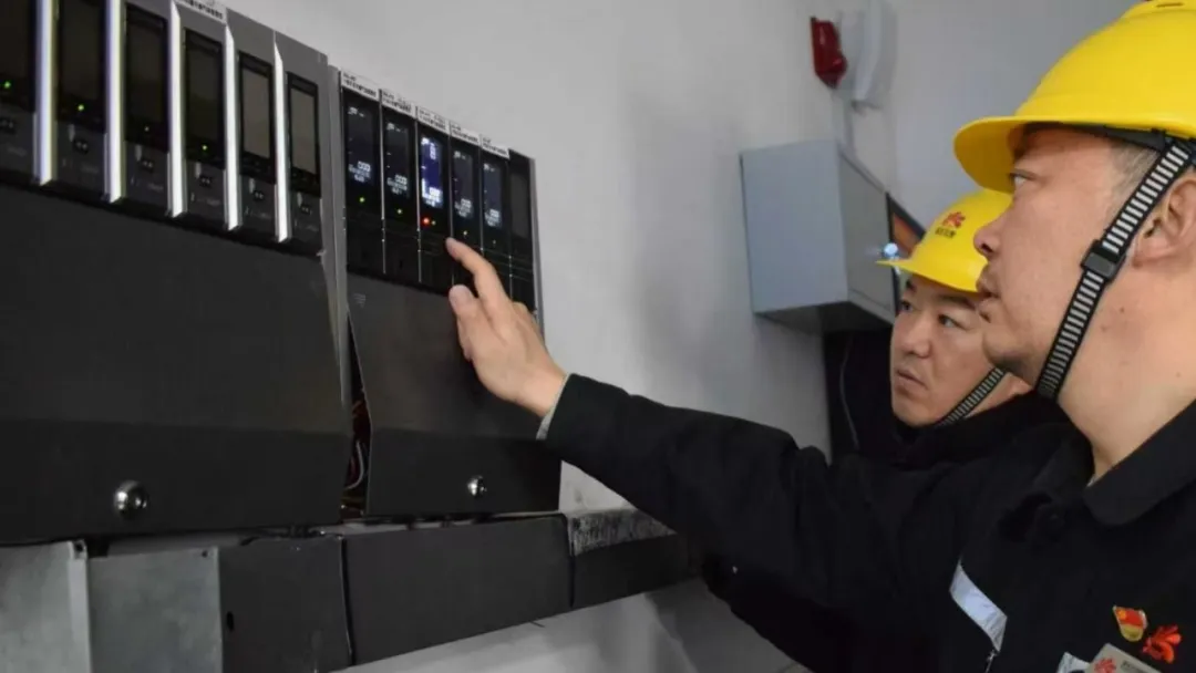 检查人员深入中转站罐区、泵房、汽柴油与航煤装车鹤岛、铁路栈桥等核心作业现场