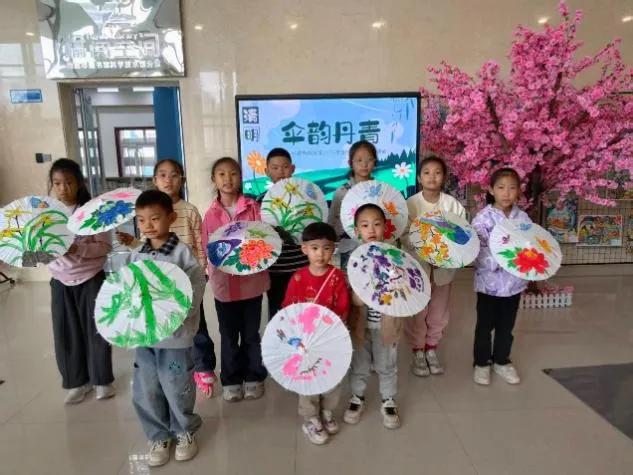 4月4日，“伞韵丹青”活动在城市书房门口率先登场