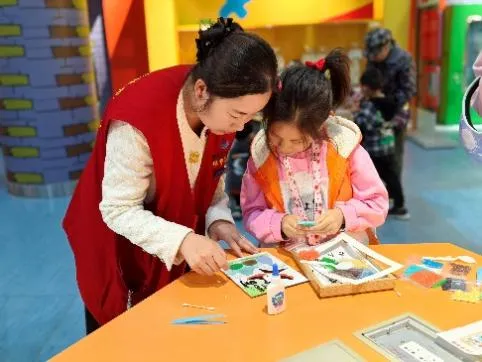 4月6日在儿童展厅开展的“五谷成画”活动