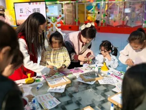 4月6日在儿童展厅开展的“五谷成画”活动