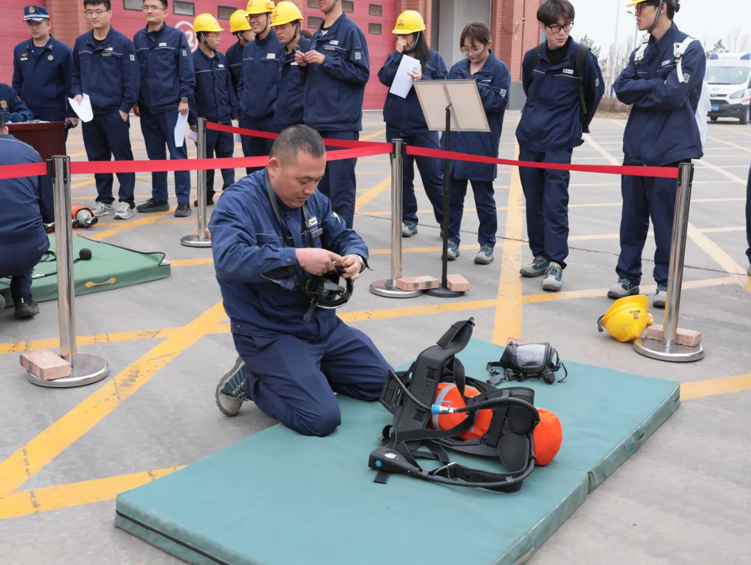 4月8日,榆林化学2026年消气防技能竞赛在特勤消防站开幕。