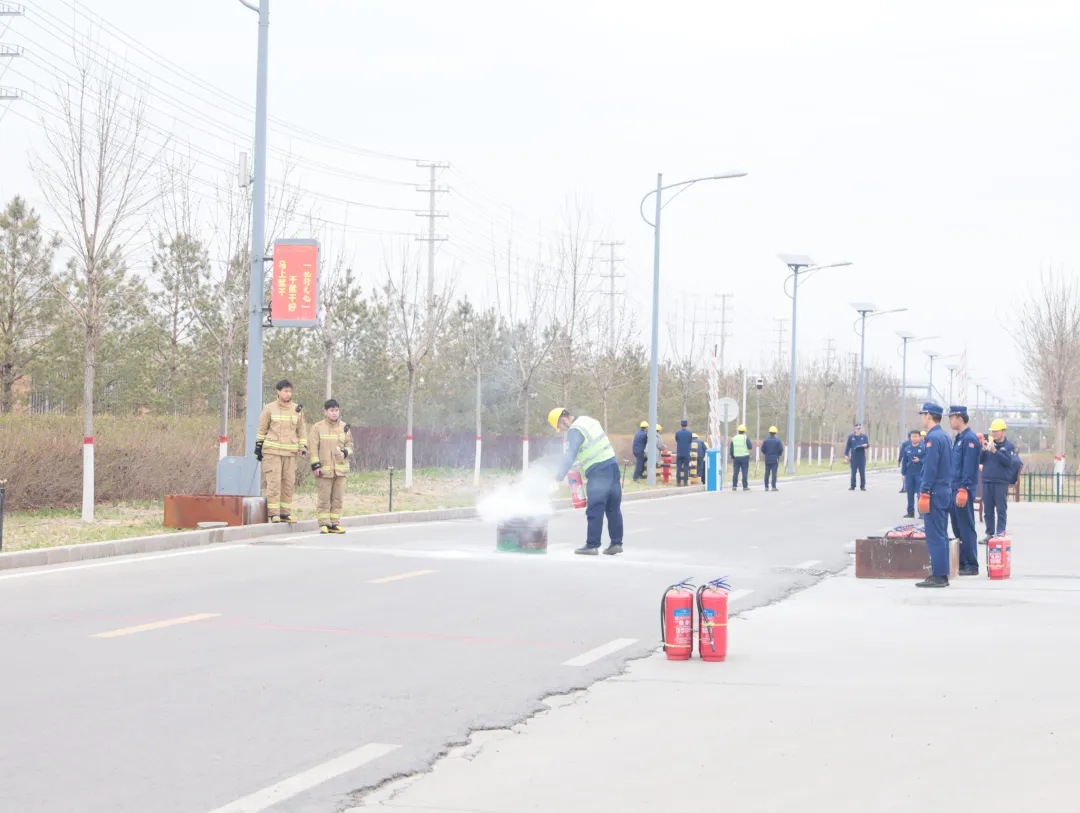 4月8日,榆林化学2026年消气防技能竞赛在特勤消防站开幕。