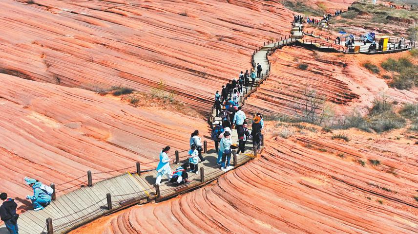 图为陕西波浪谷景区游客络绎不绝。黄金梅摄