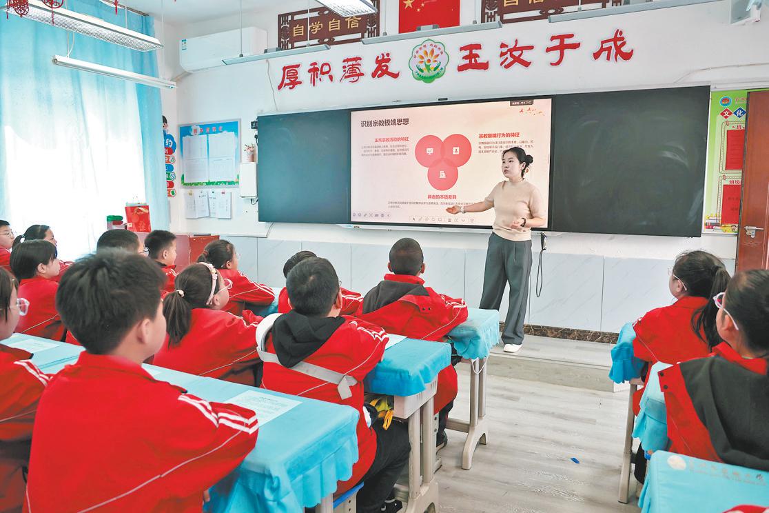 4月1日,子洲县委统战部在该县实验小学,组织开展民族宗教政策法规宣讲活动