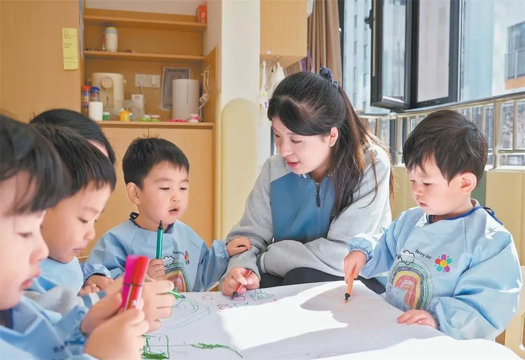 4月3日，在榆林城投江山赋托育园，老师正带领幼儿开展创意绘画活动。闫宇涛摄