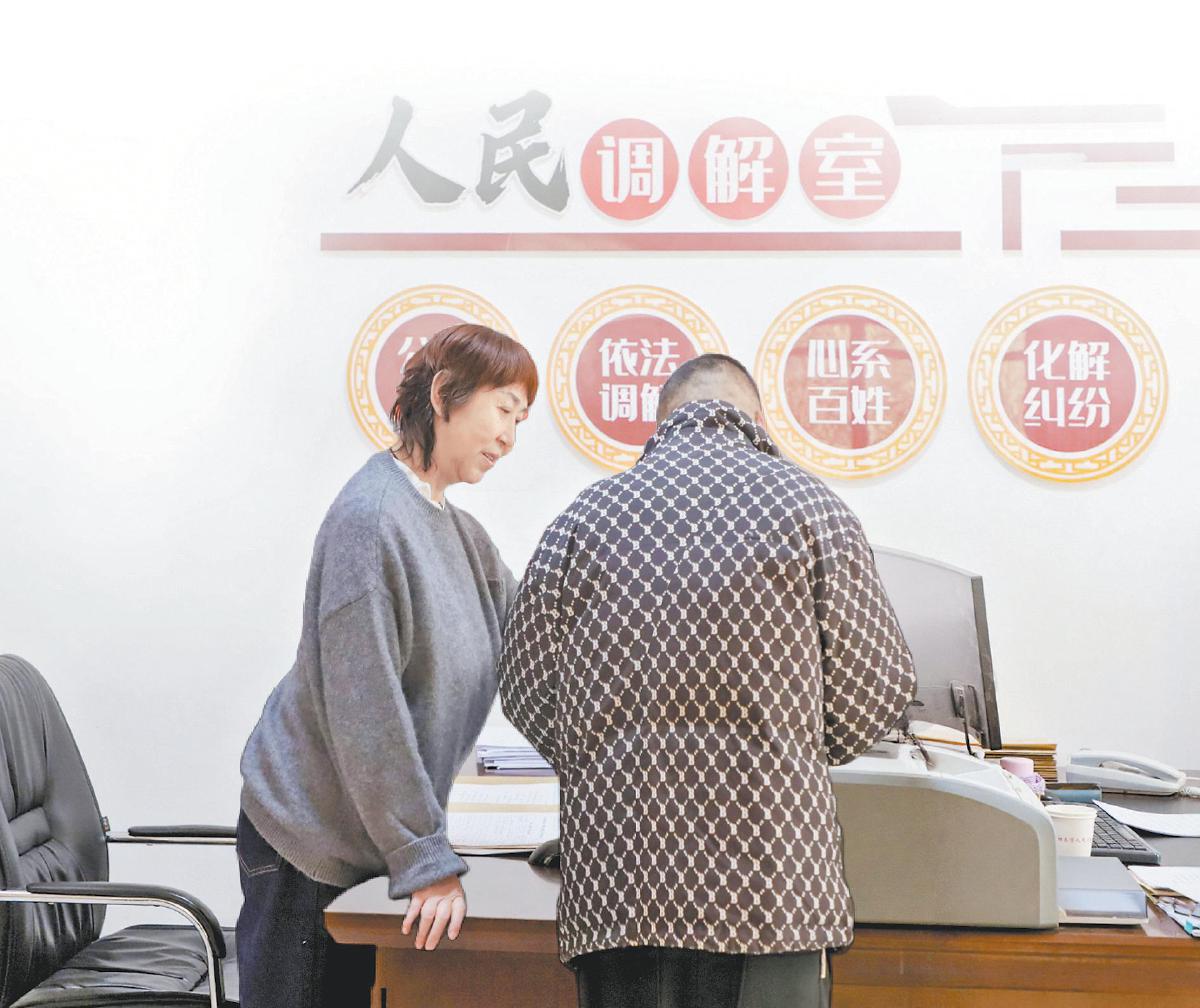 张燕指导当事人完善材料。宋艳霞摄