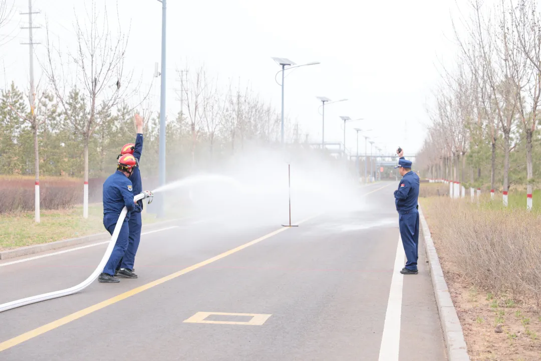 4月8日,榆林化学2026年消气防技能竞赛在特勤消防站开幕。