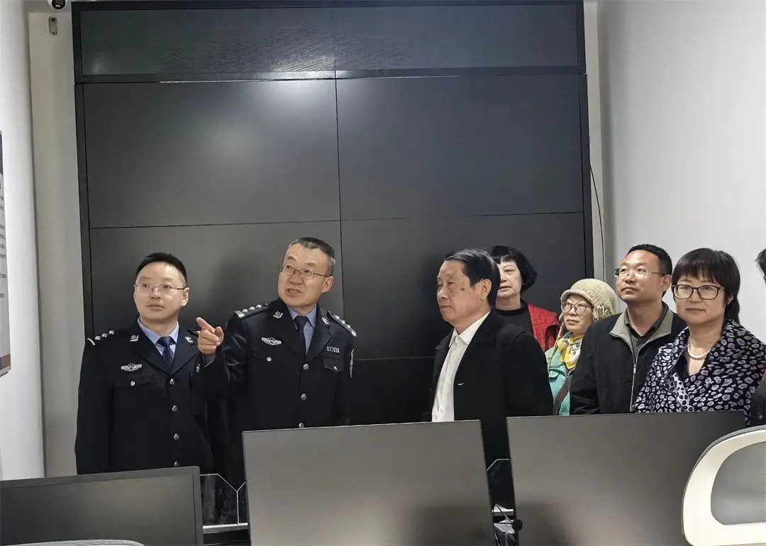 乔盛老师还向民警赠送了他的著作