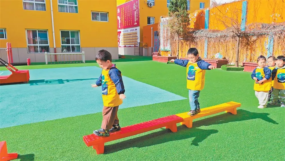 子洲县第一幼儿园托育中心的小朋友在户外做游戏。(资料照片)