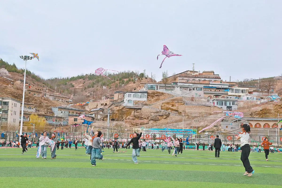 操场放飞。王强摄