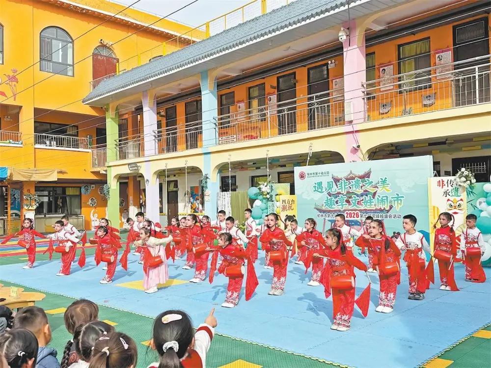 图为孩子们在表演腰鼓舞。陈子涵摄