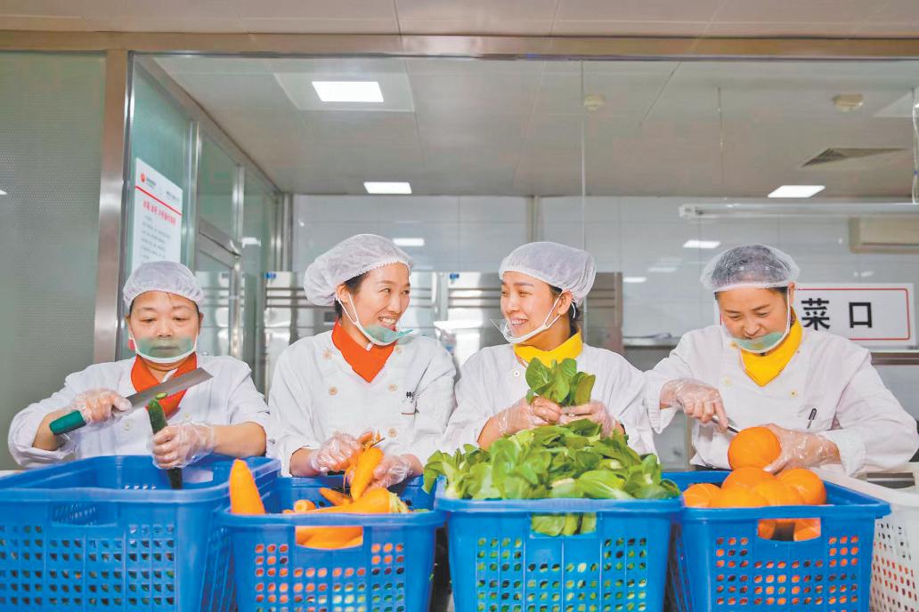 职工食堂工作人员正在准备菜品