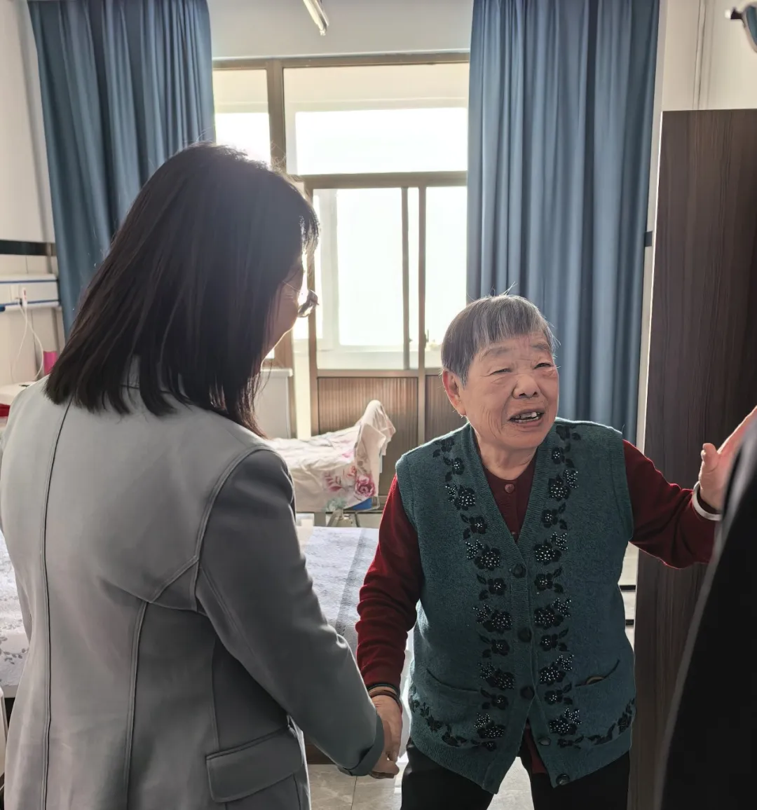 王莉君与入住老人亲切交谈