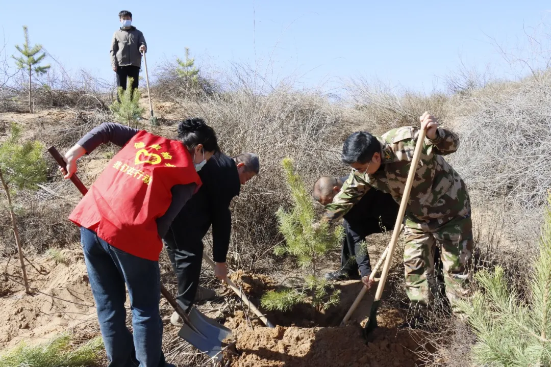 4月10日上午，榆林市第五医院开展了主题为“撒播绿色希望 守护身心健康”的义务植树活动