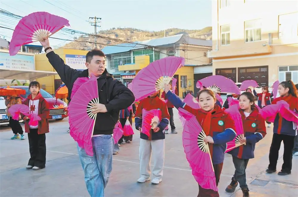 学生在上社团课。张建雄摄