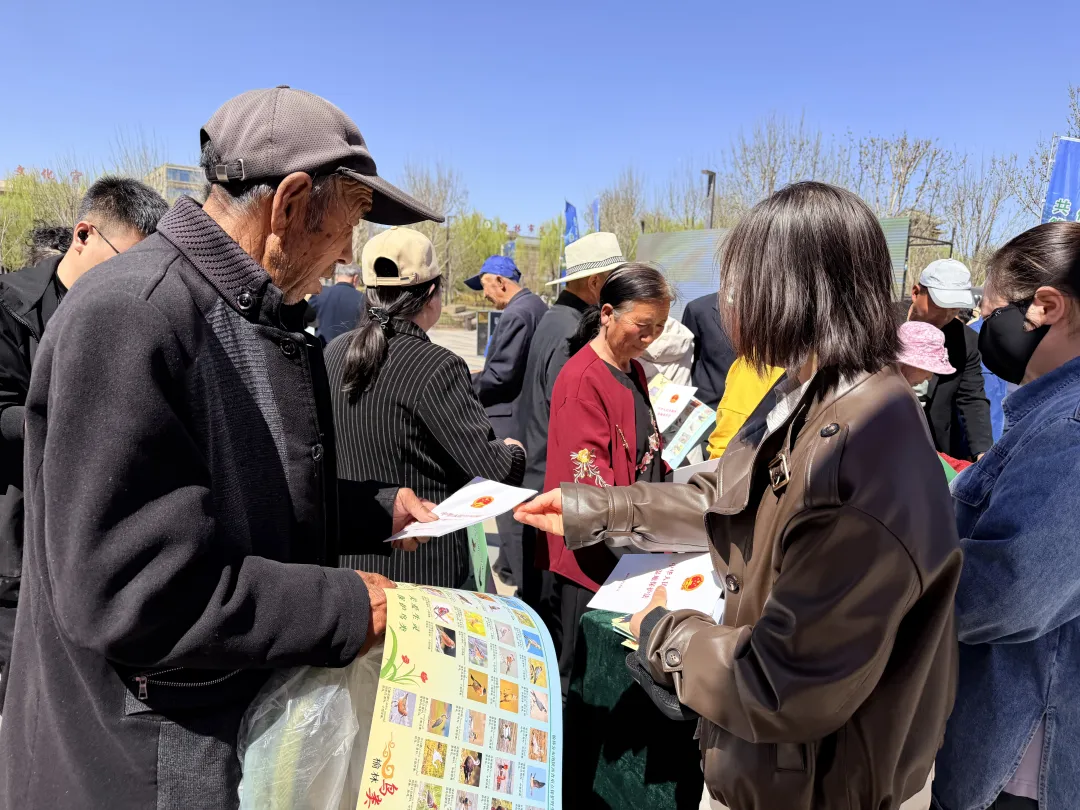 工作人员向市民发放鸟类保护宣传手册