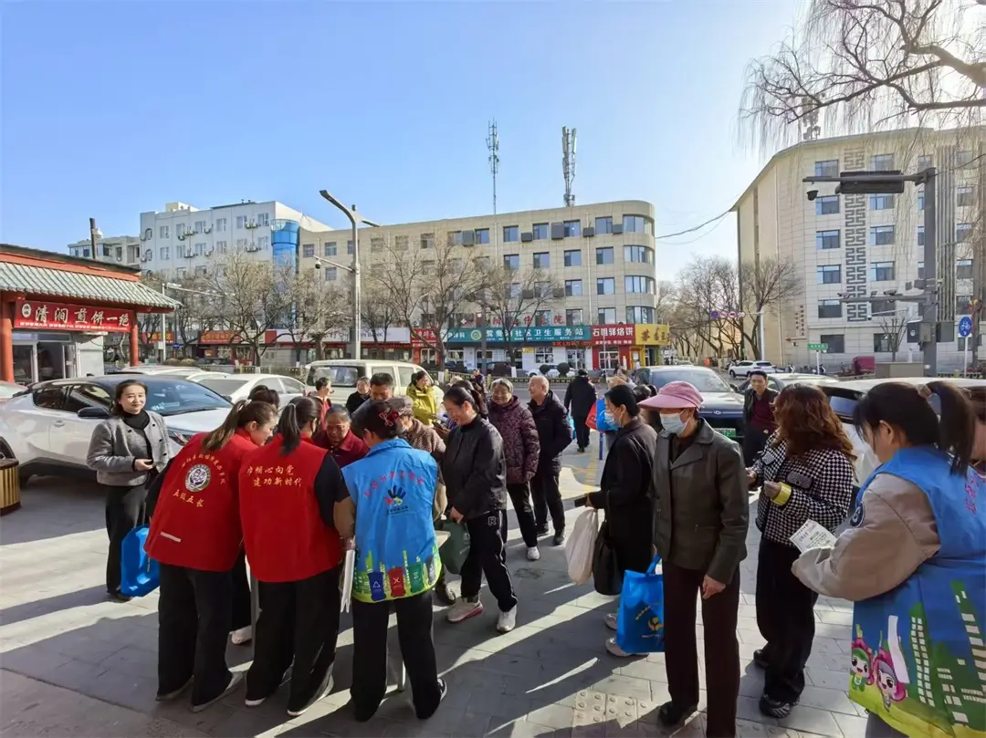 放宣传手册、环保手提袋