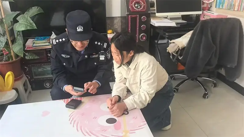 代表走进居民家中普及防诈骗知识