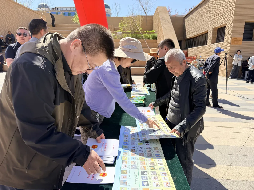 工作人员向市民发放鸟类保护宣传手册