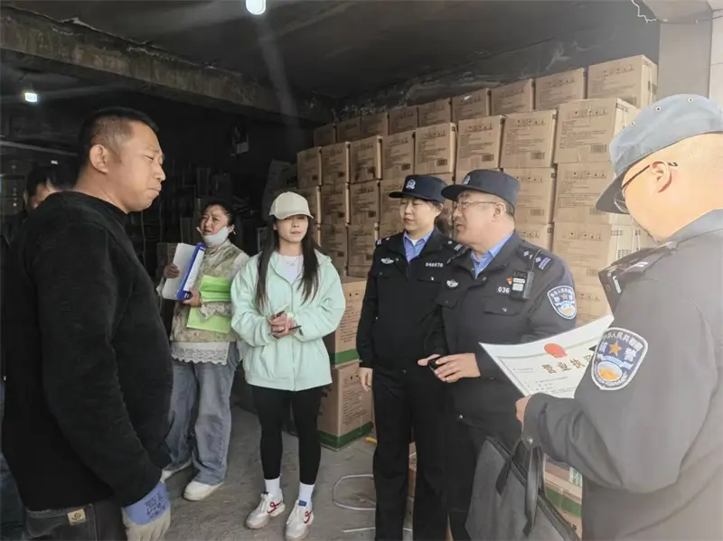 开展安全隐患排查与民情走访