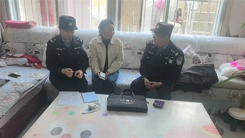 代表走进居民家中,与群众围坐聊家常、话心声